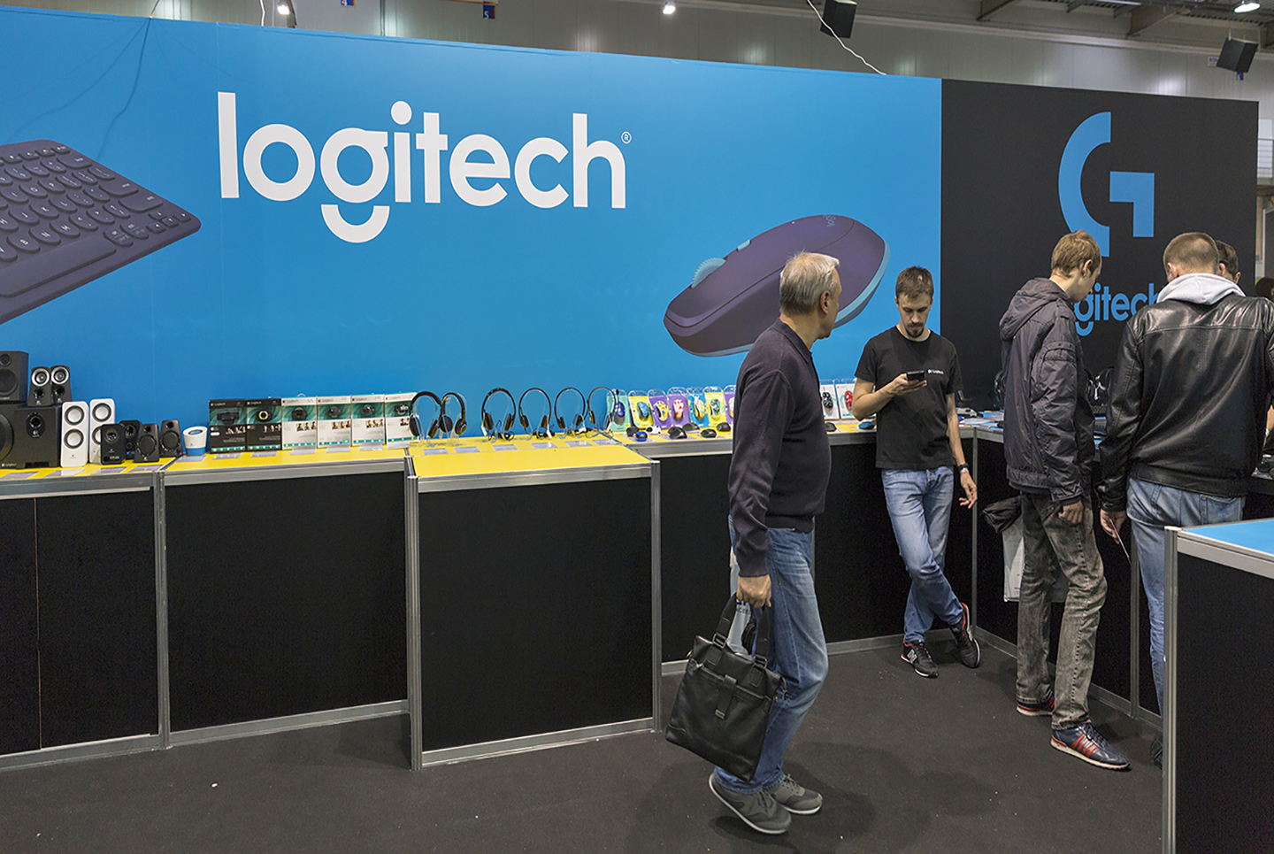 Logitech .